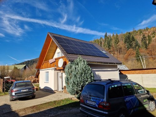 Fotovoltické panely na streche rodinného domu.