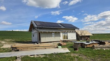 Fotovoltické panely na streche rodinného domu.