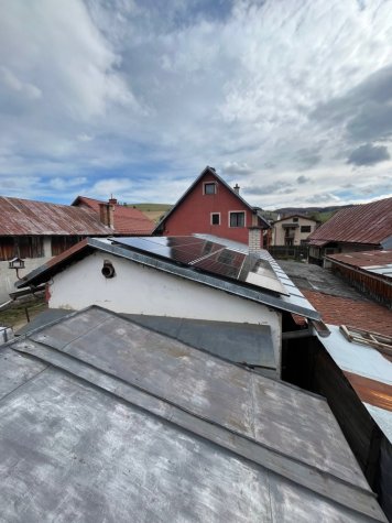 Fotovoltické panely na streche rodinného domu.