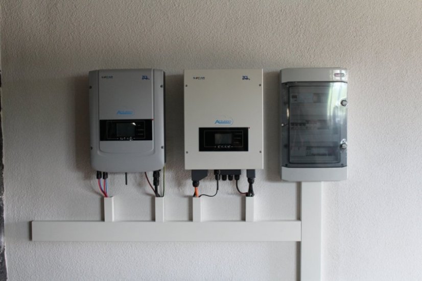 Hybridná (AC-coup.) FVE Azzurro 2,80 kWp + LI batéria 2,4 kWh Pylontech