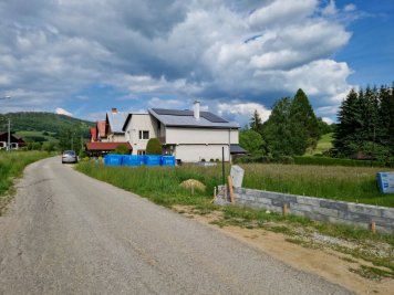 Fotovoltické panely na streche rodinného domu.