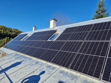 Fotovoltické panely na streche rodinného domu.