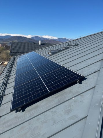 Fotovoltické panely na streche rodinného domu.