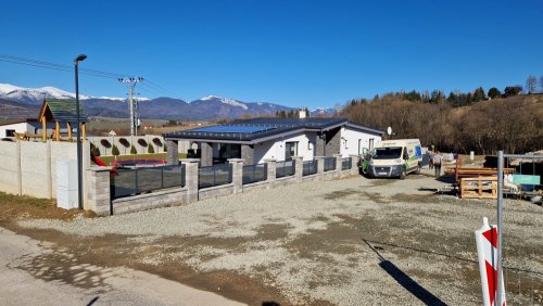 Fotovoltické panely na streche rodinného domu.