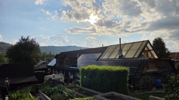 Fotovoltické panely na streche rodinného domu.