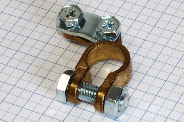 Svorka batériová mosadzná mínusová 10-25mm²