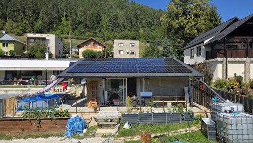 Fotovoltické panely na streche prístavby.