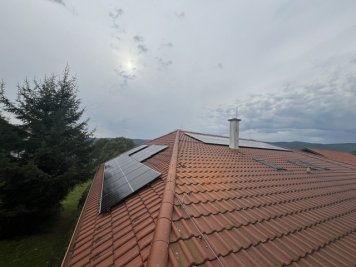 Fotovoltické panely na streche objektu.