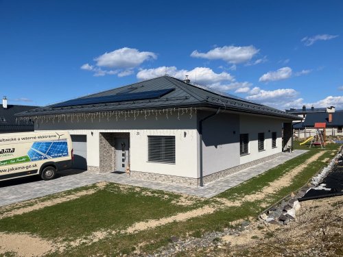 Fotovoltické panely na streche rodinného domu.