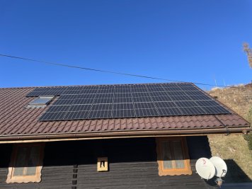 Fotovoltické panely na streche rodinného domu.