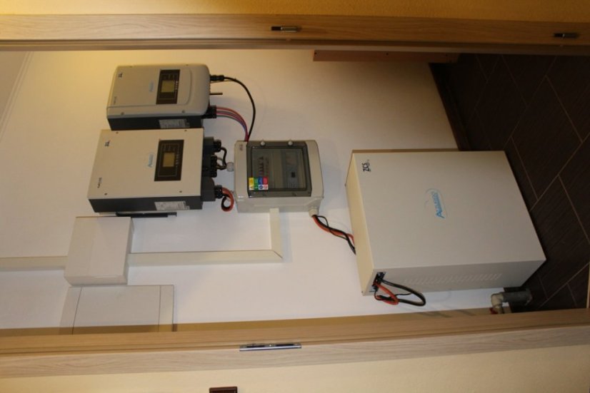 Hybridná (AC-coup.) FVE Azzurro 2,80 kWp + LI batéria 2,4 kWh Pylontech