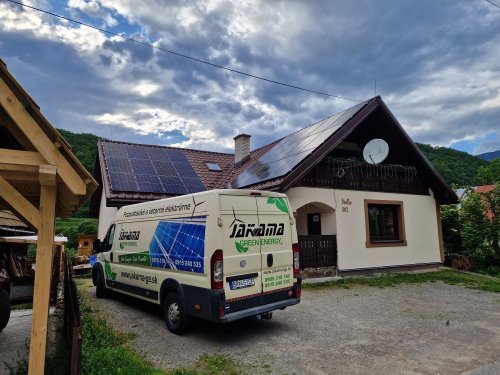 Fotovoltické panely na streche penziónu.