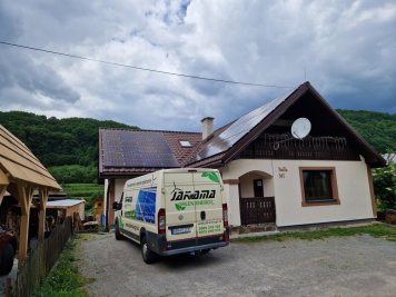 Fotovoltické panely na streche penziónu.