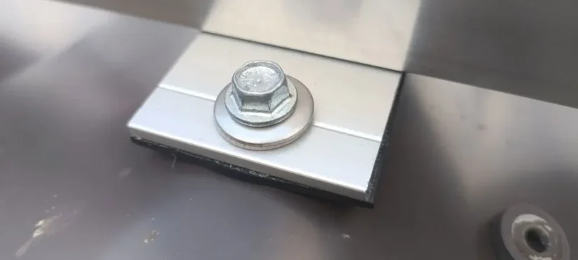 Úchyt škridplech AL 40 mm s otvormi