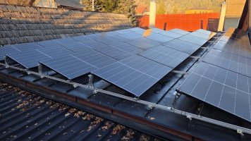 Fotovoltické panely na konštrukcii.