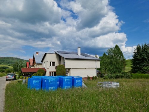 Fotovoltické panely na streche rodinného domu.