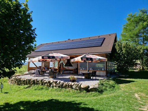 Fotovoltické panely na streche objektu v kempovom areáli.