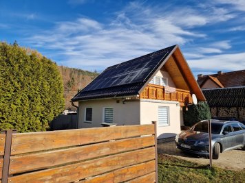 Fotovoltické panely na streche rodinného domu.