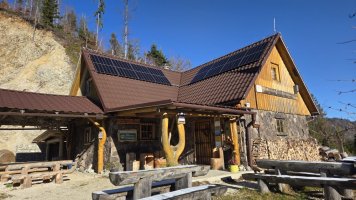 Fotovoltické panely na streche chaty Burda.