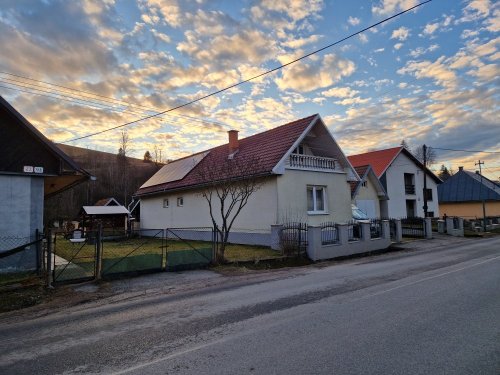 Fotovoltické panely na streche rodinného domu.