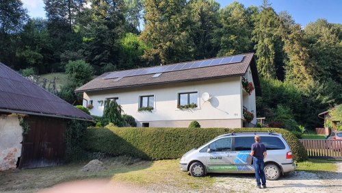 Fotovoltické panely na streche rodinného domu.