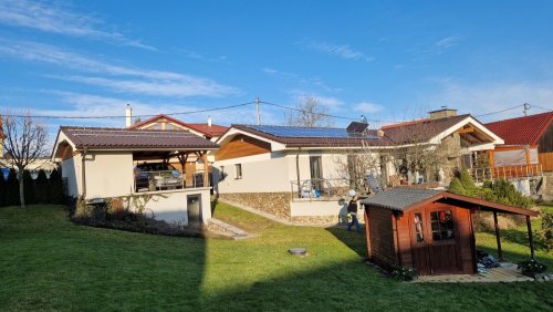 Fotovoltické panely na streche rodinného domu.