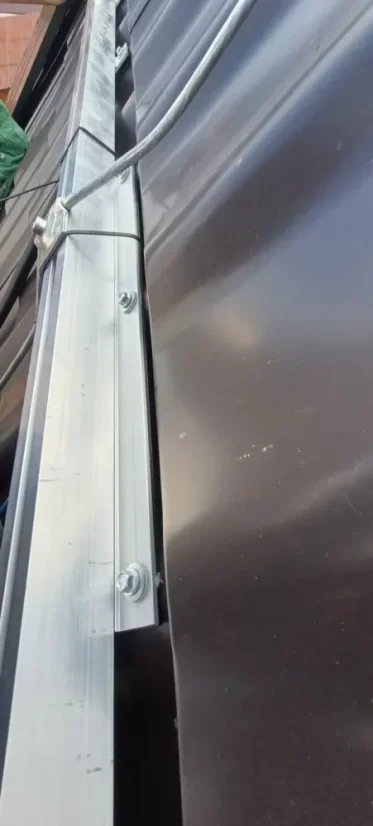 Úchyt škridplech AL 400 mm s drážkami