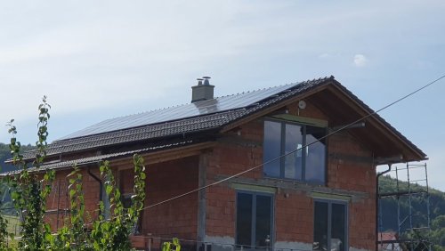 Fotovoltické panely na streche rodinného domu.