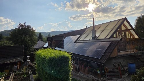 Fotovoltické panely na streche rodinného domu.