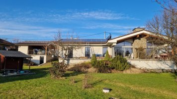 Fotovoltické panely na streche rodinného domu.