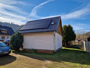 Fotovoltické panely na streche rodinného domu.