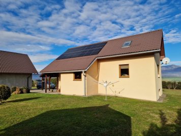 Fotovoltické panely na streche rodinného domu.