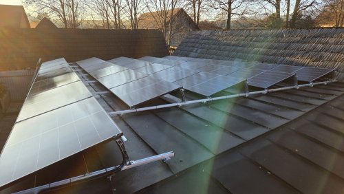 Fotovoltické panely na konštrukcii.