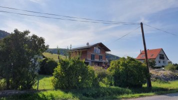 Fotovoltické panely na streche rodinného domu.