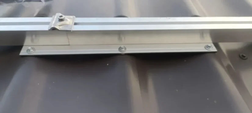 Úchyt škridplech AL 400 mm s drážkami